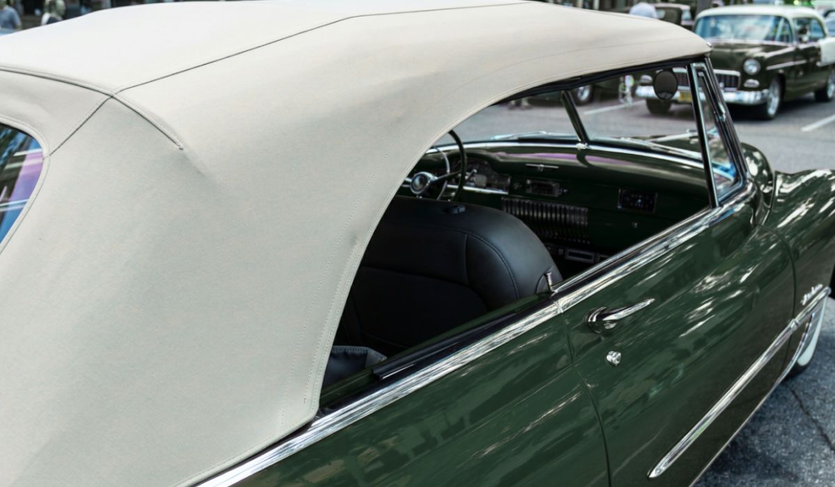 Detailabbildung eines weißen Cabrio-Verdecks eines Youngtimers
